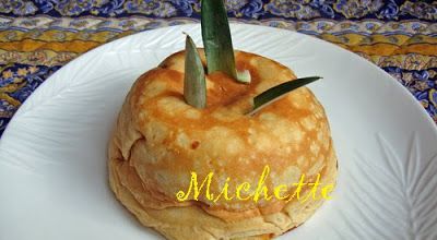 Gâteau de crêpes fondant à l'ananas, crème coco, coulis passion-agrume