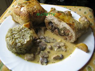 Poulet désossé farci aux rosés des prés et pancetta, fenouil et sa sauce délicieuse