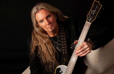 JOEL HOEKSTRA'S 13 - Les détails du nouvel album From The Fade ; Visualizer "The Fall"