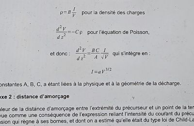 Comparaison entre la relation de Child-Langmuir et une constante de l'Univers