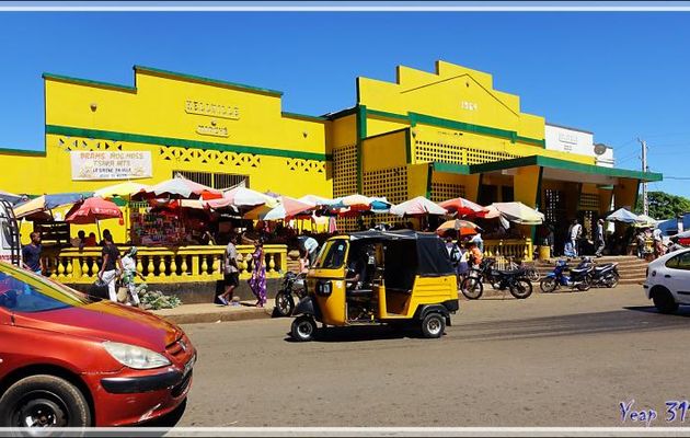 Entrée principale du marché de Hellville - Nosy Be - Madagascar