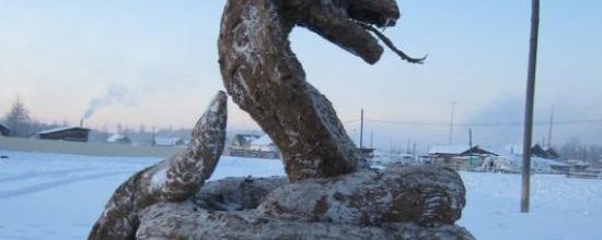 Il crée une sculpture avec 400 kilos de bouse de vache