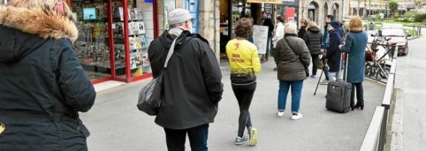 À la queue-leu-leu