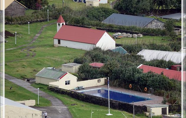 Une des deux églises d'Edinburgh of the Seven Seas (Saint Joseph`s Catholic Church), sa piscine, ses vaches - Tristan da Cunha