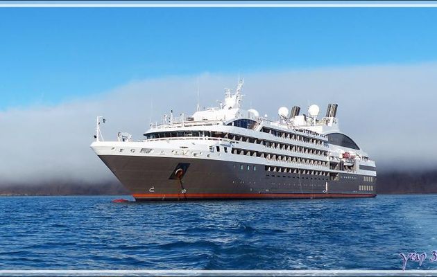 L'Austral au mouillage sur fond de brume à Dundas Harbour - Ile Devon - Baie de Baffin - Nunavut - Canada
