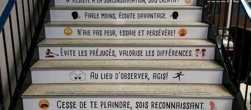 Dans une école, sur les escaliers...