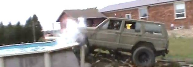 Regardez comment terminer sa course dans l'eau en Jeep en voulant sauter par-dessus une piscine