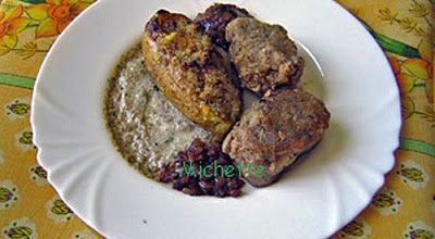 Filet mignon croûte de noix-gorgonzola, p de terre farcie, confit d'échalote, sauce champignon