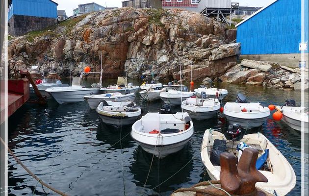 Retour de chasse fructueux dans le petit port de Kullorsuaq - Groenland