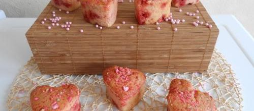Cœurs de muffins aux éclats de pralines roses