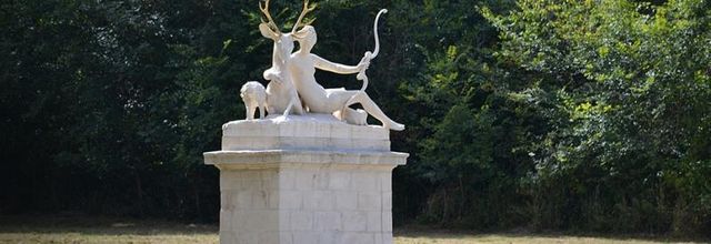 Parc du Château de Rambouillet : Sculpture de Diane appuyée sur un cerf