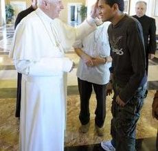Un jeune Sri lankais handicapé réalise son rêve en rencontrant le pape