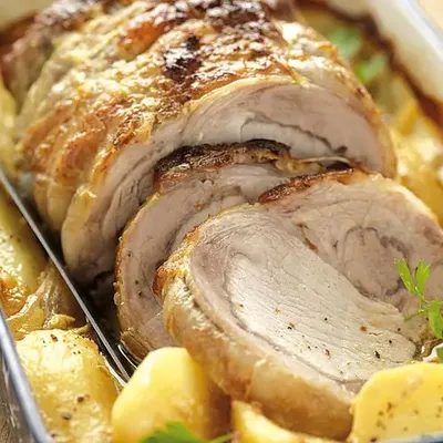 Pour cette recette de rôti de porc simple et rapide, les bons morceaux sont le carré de côte, le filet, la pointe du filet, la rouelle, l’épaule les jarrets et l’échine.