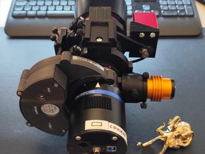 Setup autour d'un objectif Canon 200 f:2.8. La caméra de viséée hors axe est raccourcie au maximum (même le filtre IR cut est enlevé) pour que le plan de son capteur soit parafocal avec celui de la caméra principale.