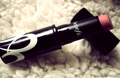 Mon premier lipstick Love Your Look par Benefit.