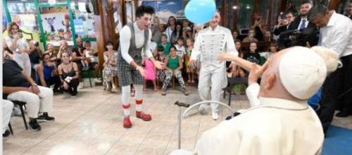 Le Pape à Ostie parmi les forains et les artistes de cirque - VA