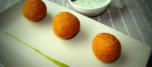 Falafels et sauce yaourt, concombre et menthe.