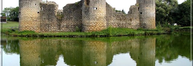 987 - Le Château de Commequiers, en Vendée (85) 