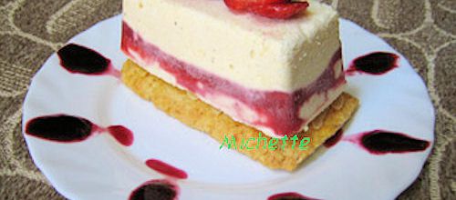 Parfait au mascarpone fraise sur son sablé à l'amande.