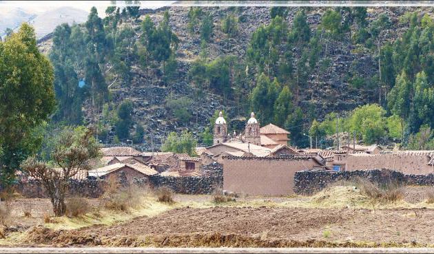Route vers Cuzco : Arrivée à Raqchi où c'est la fête avec matchs de foot et pique-niques - Pérou