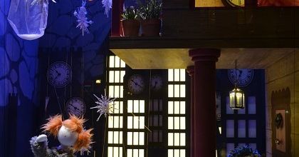 Vitrines de Noël  : Le départ et l'arrivée dans le Désert des Neiges et ses sabliers géants
