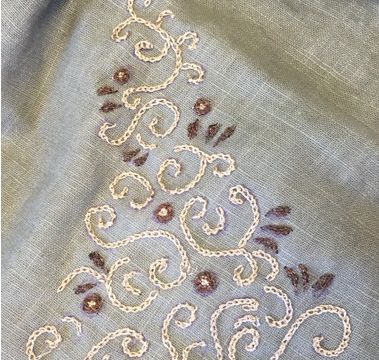 Préparatifs des chemins de tables brodés