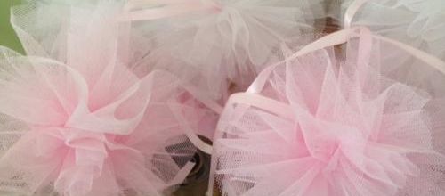 Déco mariage...Do It Yourself! les pompons en tulle!