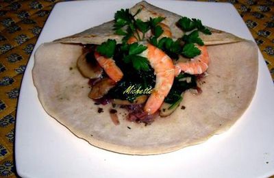 Galette légère garnie aux oignons, champignons, épinards, crevettes, sauce au soja