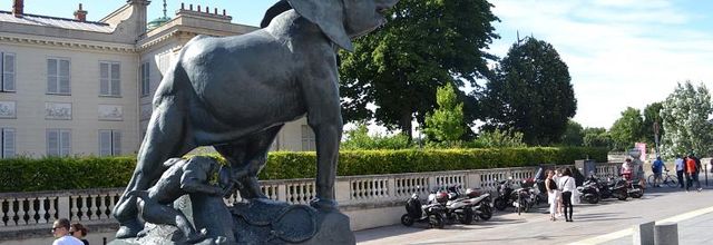 Les sculptures du parvis du Musée d'Orsay : 1) Le jeune éléphant pris au piège 