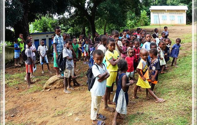Les enfants scolarisés d'Andimakabo en attente de leur bulletin scolaire du deuxième trimestre - Nosy Be - Madagascar
