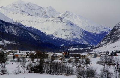Touches de couleur dans le  silence blanc : Bessans fin décembre 2020
