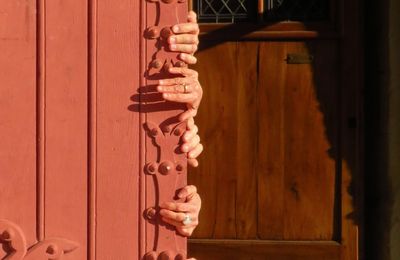 Les petites mains tentent d'ouvrir la porte 