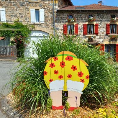 POULE LES ECHARMEAUX dans le RHONE.. EN 2023..