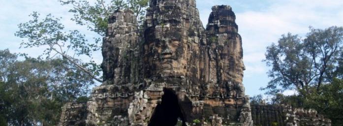 Angkor Thom : la porte Sud et le Bayon, temple central de la cité