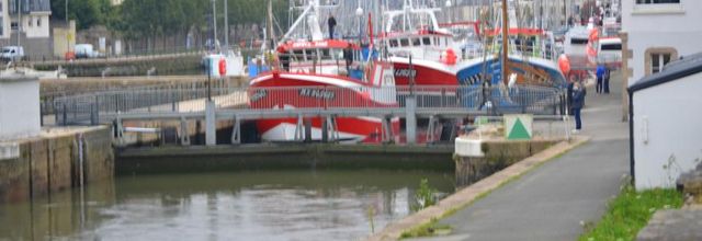  Bateaux de pêche remontants la riviére 