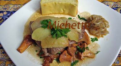 Foie de veau, gâteau de p de terre fondant, pomme verte, girolles et confit d'oignon