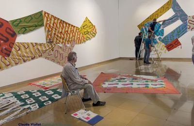 CLAUDE VIALLAT PEINT DANS LE CARRÉ D"ART