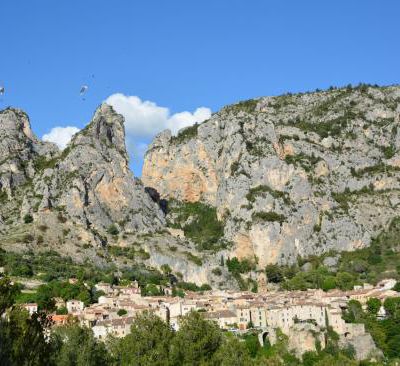 Visiter MOUSTIERS-SAINTE-MARIE dans les Alpes-de-Haute-Provence