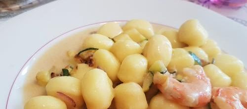 Recette de gnocchis aux crevettes, cubes de courgettes et sauce.