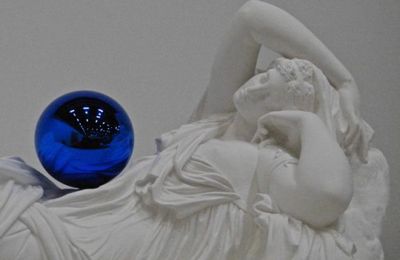 Jeff Koons: gazing balls, sculptures antiques et boules réfléchissantes à Beaubourg