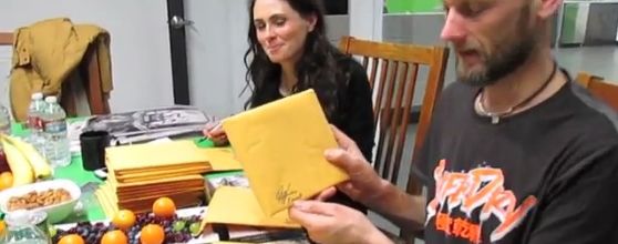 WITHIN TEMPTATION : vidéo de Sharon et Robert préparant les envois de cd