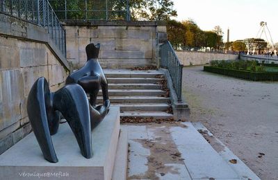 Jardin des Tuileries : Reclining Figure de Henry Moore