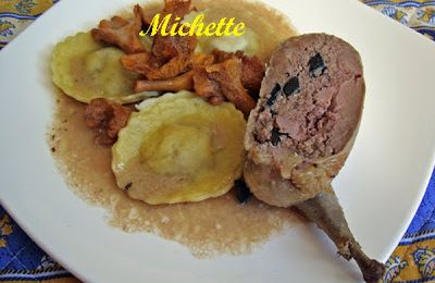 Pigeon désossé farci à la truffe, ravioles maison de foie gras, girolles, sauce parfumée