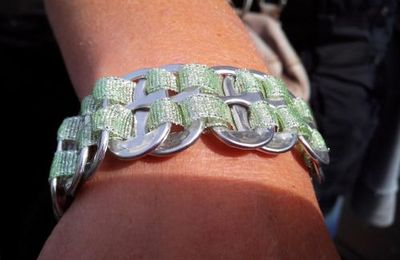 fête des mères : un bracelet avec des capsules de canette