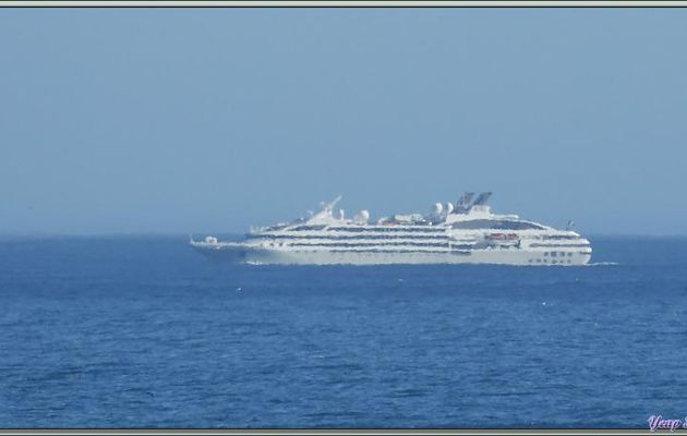 Au loin, nous voyons un navire à l'allure du Lyrial. Photo prise au 1200 mm, effectivement c'est bien lui qui poursuit son périple vers Durban - Le Cap - Afrique du Sud