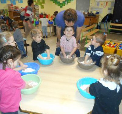 Les élèves des 4 classes de maternelles-CP de l'école, sont de petits apprentis boulangers en herbe.