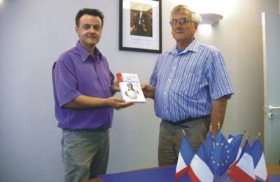 Remise de l'ouvrage à monsieur Gérard Hiéronimus. (Maire de Marthille) (Albert Fagioli, 15-05-2008)
