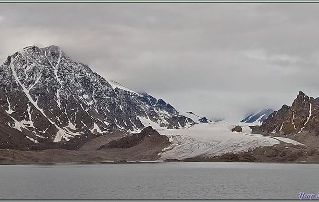 09/07/2024 matin : débarquement à Jotunkjeldene et ses source thermale et geyser ... à sec pour nous ! - Bockfjorden - Spitzberg - Svalbard - Norvège