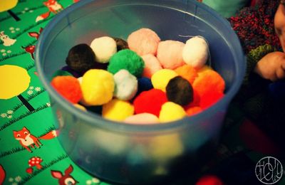 Bac sensoriel : Les pompons pour les touts-petits