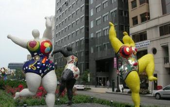 Une femme se promène ...